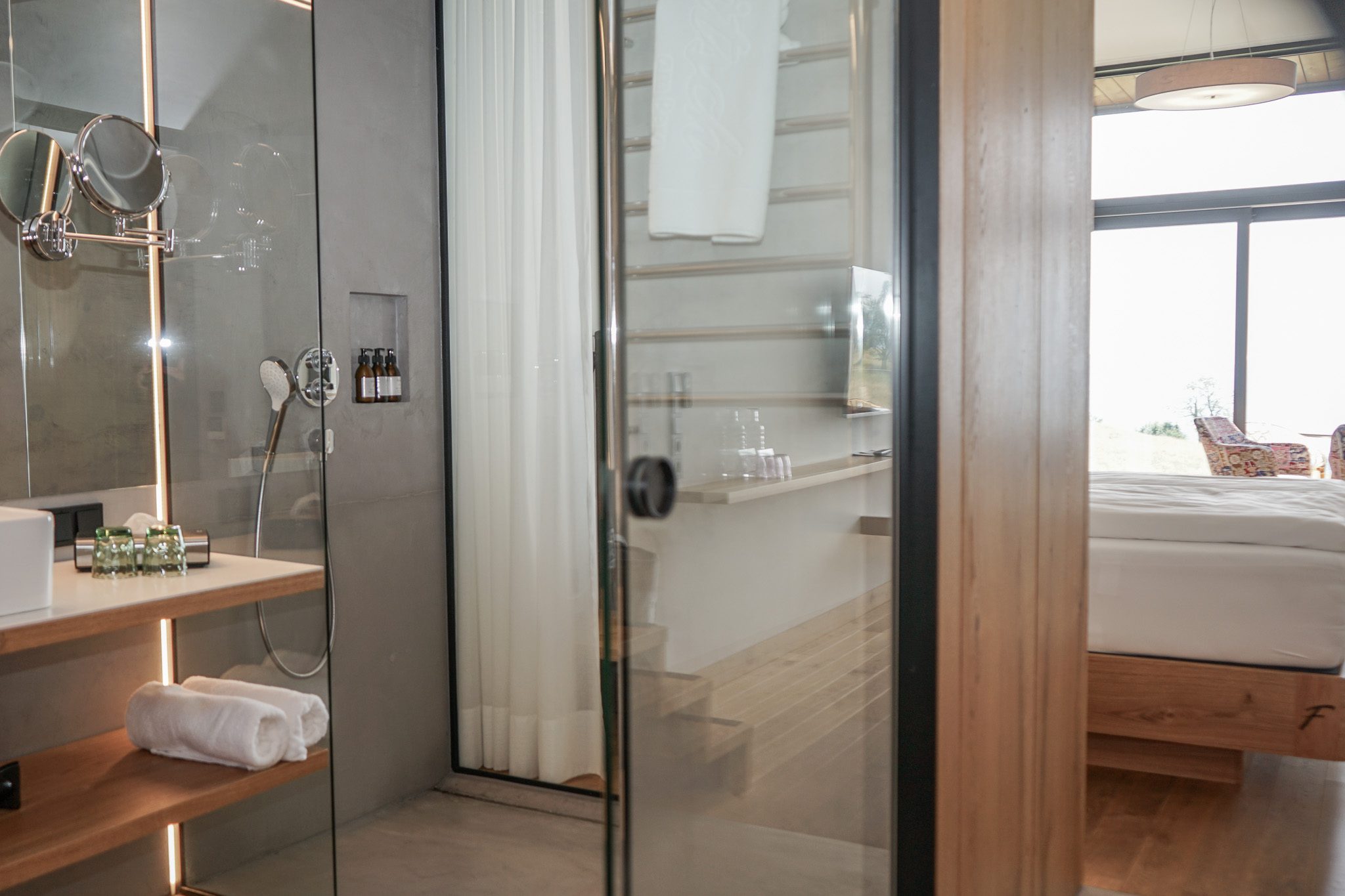 Blick auf das Innere eines Chalets mit Badezimmer und Zimmer in Bregenz