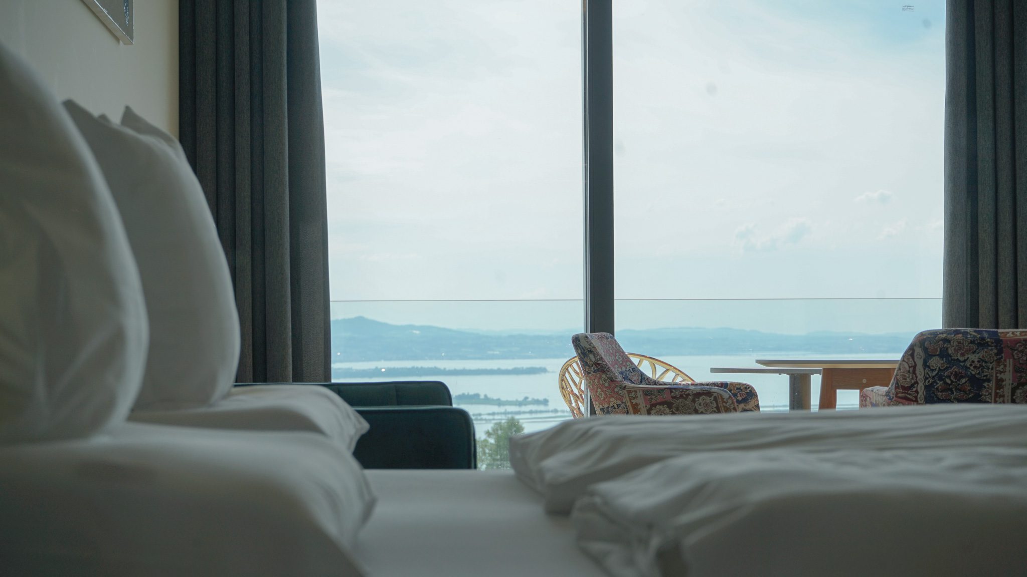 Ein Chalet von innen mit Blick auf den Bodensee und Zimmer in Bregenz
