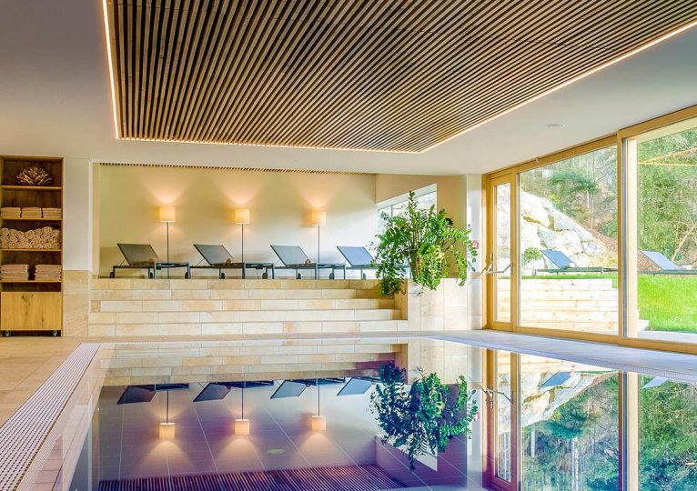 Einblick in das Hallenbad zur Nutzung bei einem Wellness Arrangement am Bodensee