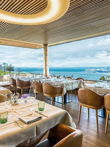 Einblick in einen Essbereich des Hotels Bodensee mit Seeblick