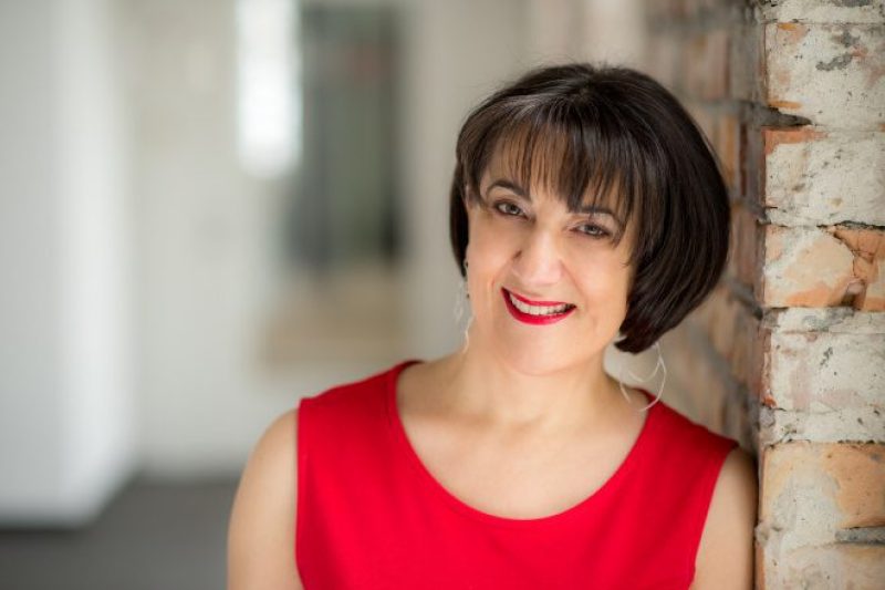 Portrait von Diana Fritsch in einem roten Kleid