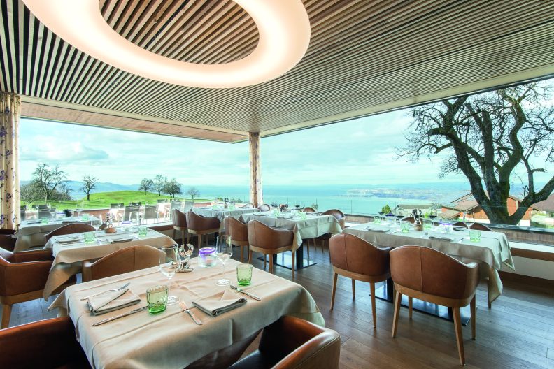 Aufnahme des Restaurants mit Ausblick über den Bodensee