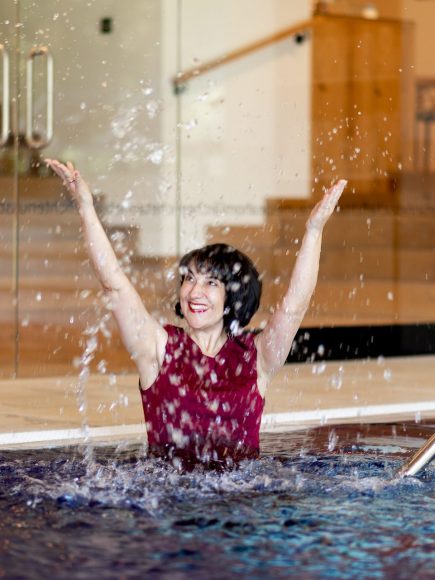 Aufnahme von Diana Fritsch im Indoor pool