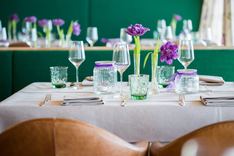 Aufnahme eines schön gedeckten Tisches mit Geschirr und lila Blumen