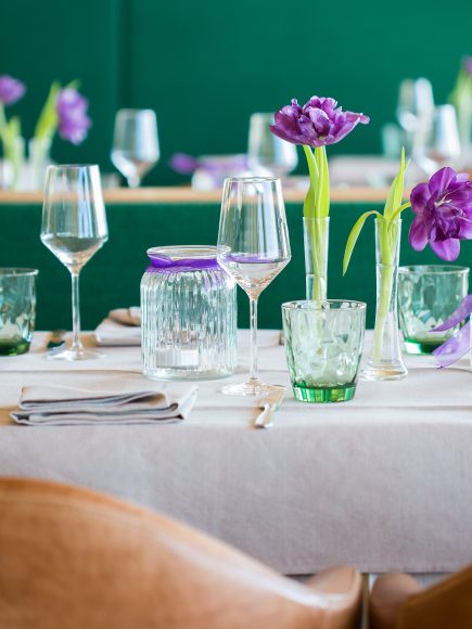 Aufnahme eines schön gedeckten Tisches mit Geschirr und lila Blumen