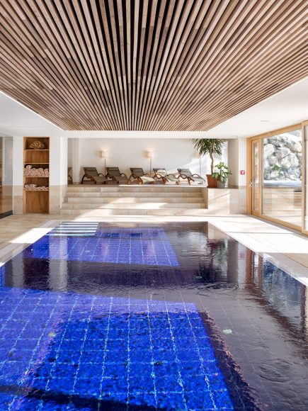 Einblick in die Wellnessanlage mit großem indoor Pool