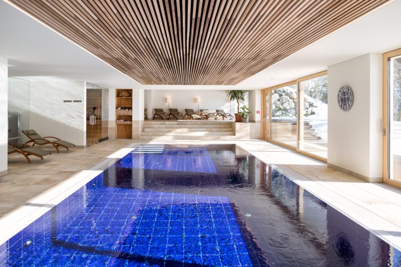 Einblick in die Wellnessanlage mit großem indoor Pool