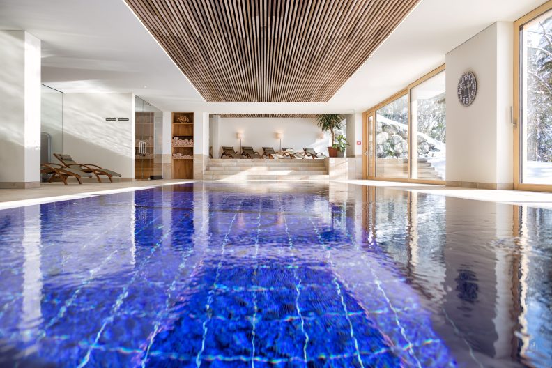 Einblick in Wellnessbereich mit großem indoor Pool im Hotel Fritsch am Berg am Bodensee