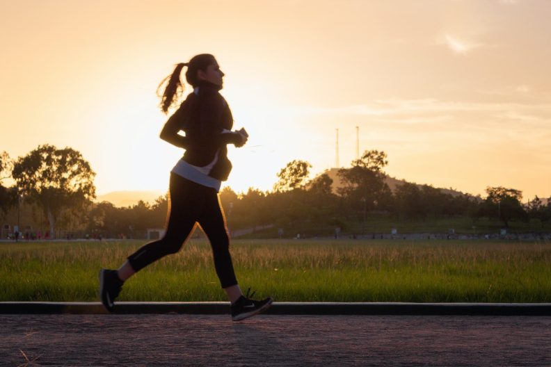 Aufnahme einer Frau beim Joggen in den frühen Morgenstunden