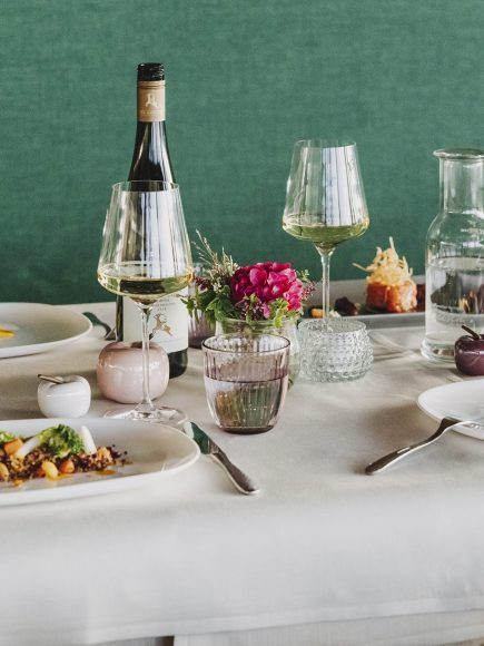 Aufnahme eines gedeckten Tisches mit leckeren Gerichten des Restaurants in Lochau
