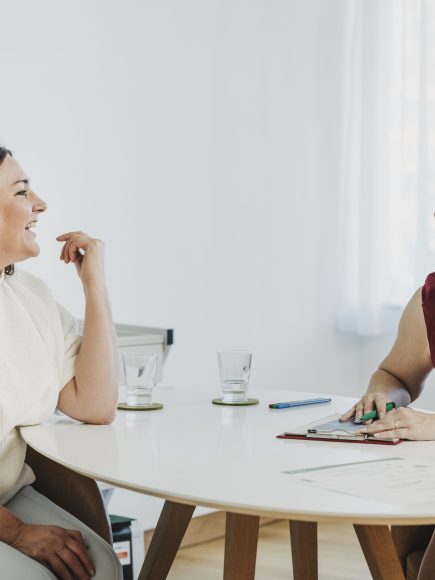 Zwei Frauen in einem Gespräch bei einer Beratungssitzung