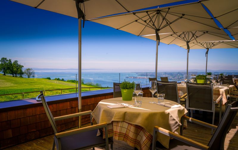 Gedeckter Tisch auf einer Terrasse in einem Hotel am Bodensee mit Seeblick