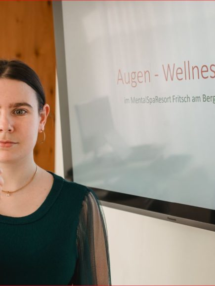 Eine Frau führt eine Augen-Wellness-Übung im MentalSpaResort Fritsch am Berg durch