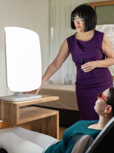 Eine Frau in einer Therapiesitzung mit Lichttherapie im MentalSpa Resort