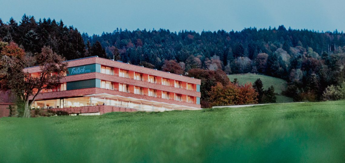 Das Fritsch Hotel am Berg mit Seeblick am Bodensee liegt malerisch eingebettet inmitten eines Waldes und grüner Wiesen